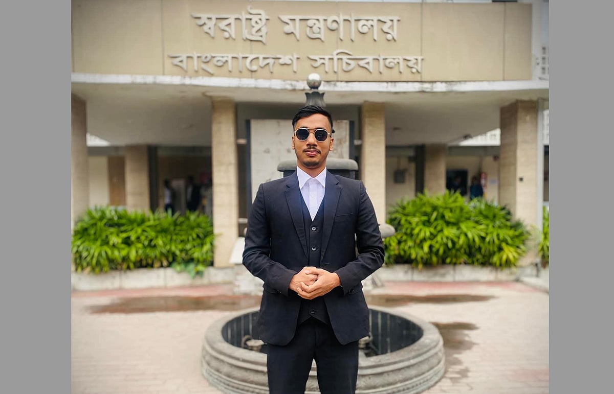 স্বরাষ্ট্র মন্ত্রণালয়ের সামনে দাঁড়িয়ে জানে আলম