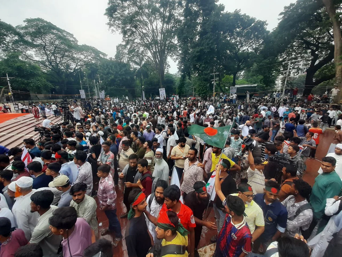 দেশের বিভিন্ন স্থান থেকে নেতা–কর্মীরা স্লোগানে স্লোগানে মিছিল নিয়ে শহীদ মিনারে জড়ো হচ্ছেন