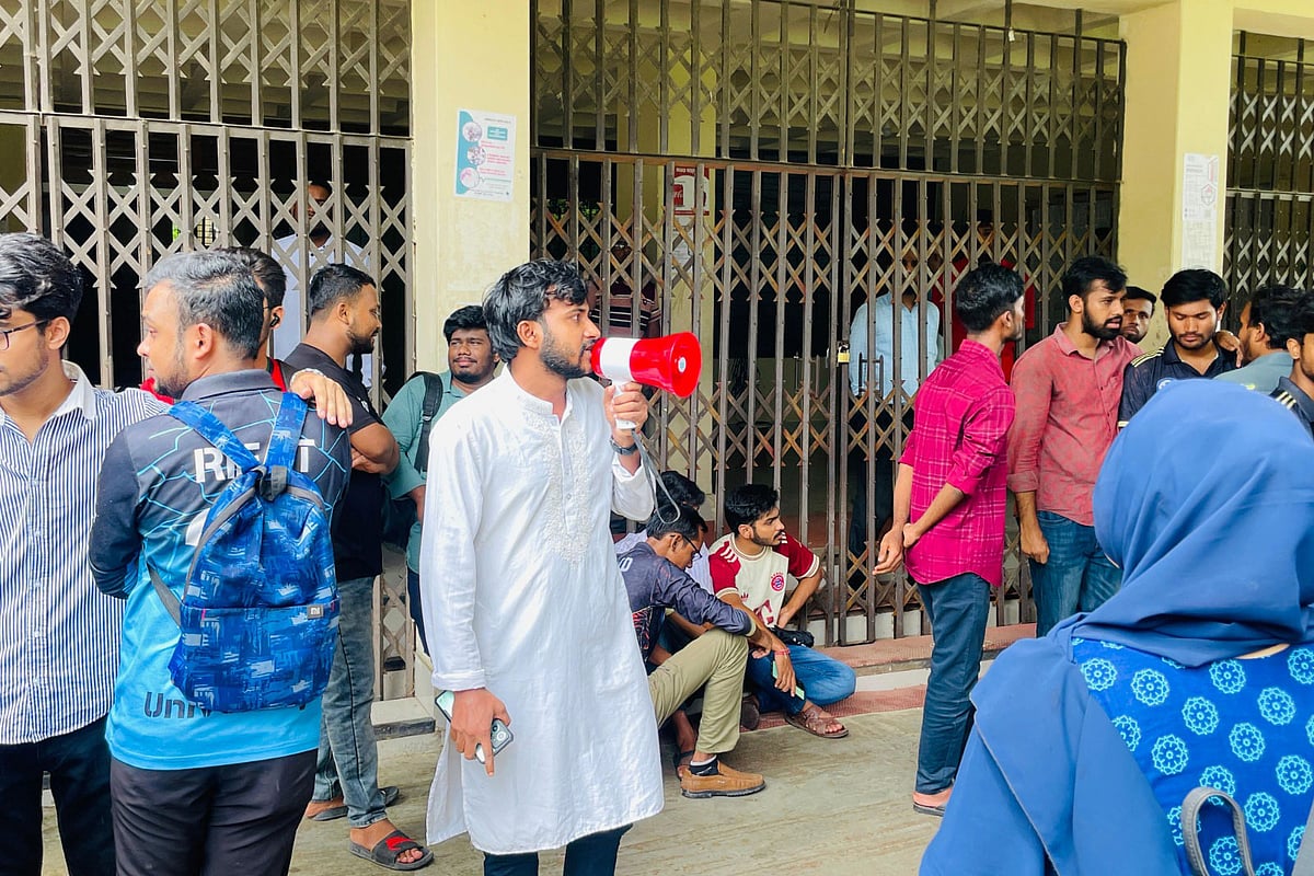 প্রশাসনিক ভবনে তালা দিয়ে অবস্থান কর্মসূচি পালন করেছেন ফার্মেসি বিভাগের শিক্ষার্থীরা। আজ রোববার দুপুরে কুমিল্লা বিশ্ববিদ্যালয়ে