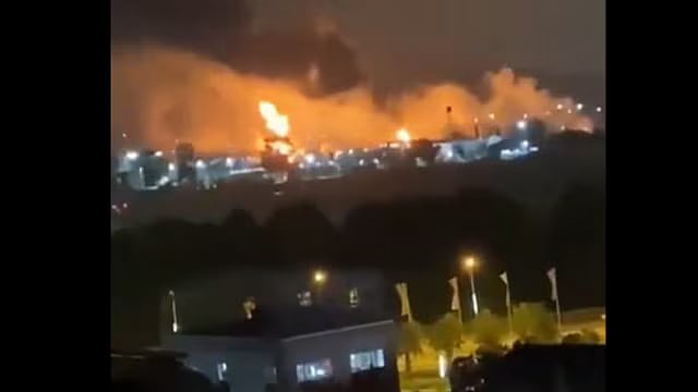 রাশিয়ার ক্রাসনোদার অঞ্চলের সোচি শহরে একটি তেলের ডিপোতে দাউ দাউ করে আগুন জ্বলছে। ২ আগস্ট ২০২৫