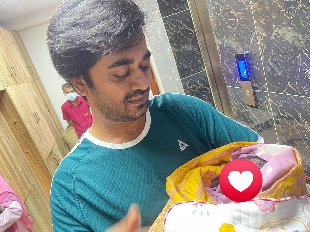 কন্যাকে কোলে নিয়ে তোলা ছবিটি ফেসবুকে পোস্ট করেছেন শ্যামল মাওলা