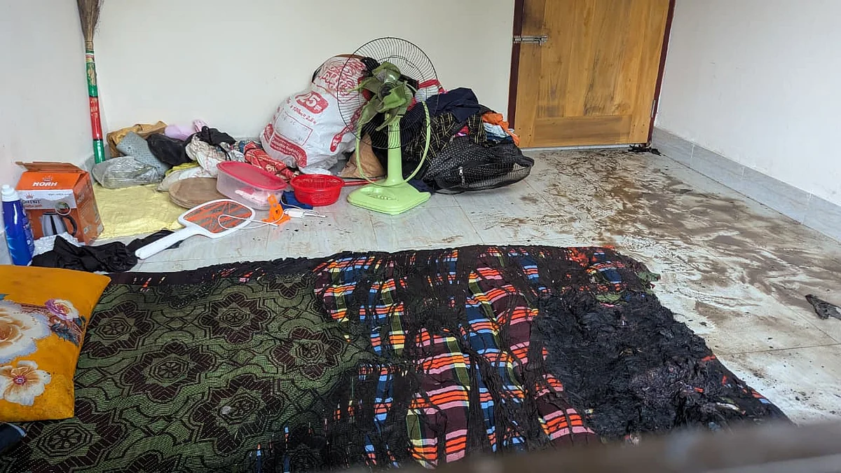 গাজীপুর মহানগরীর মীরের বাজার এলাকার একটি বাড়ির এই কক্ষে গ্যাসের লাইনের ছিদ্র থেকে বিস্ফোরণ ঘটে। ছবি আজ রোববার সকালে
