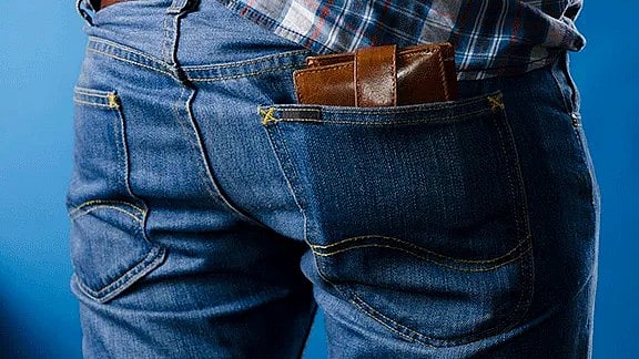 পুরু ও ভারী মানিব্যাগ পেছনের পকেটে রাখা ভীষণ ক্ষতিকর