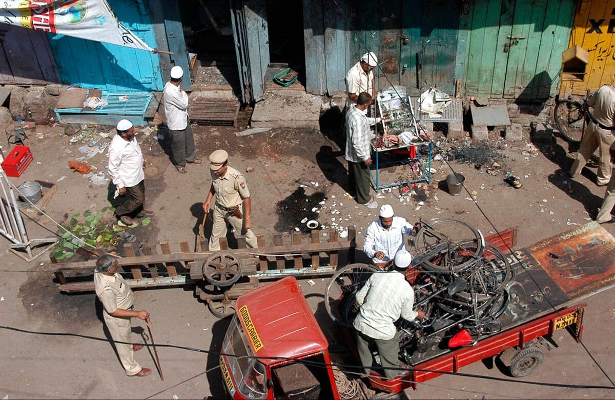 মুম্বাইয়ের মালেগাঁওয়ে ২০০৮ সালে বিস্ফোরণের পর ধ্বংসাবশেষ পরিষ্কার করছেন স্থানীয় বাসিন্দা ও পুলিশ