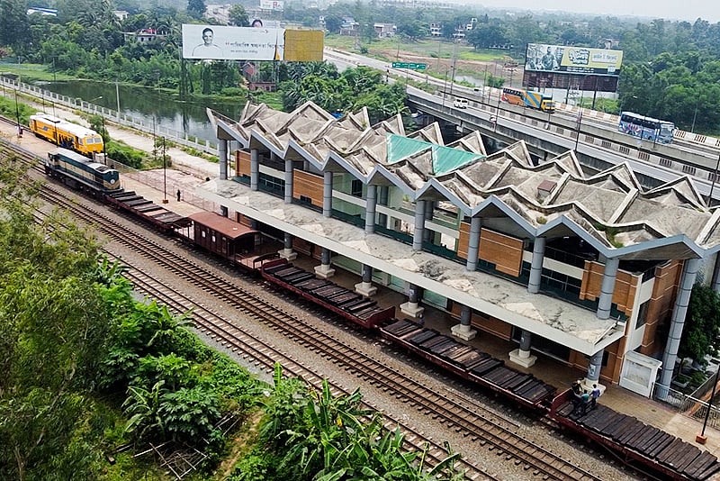 ৫২ কোটি টাকার স্টেশন কিন্তু ট্রেন থামে দিনে মাত্র একটি