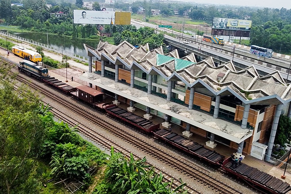 ৫২ কোটি টাকার স্টেশন কিন্তু ট্রেন থামে দিনে মাত্র একটি