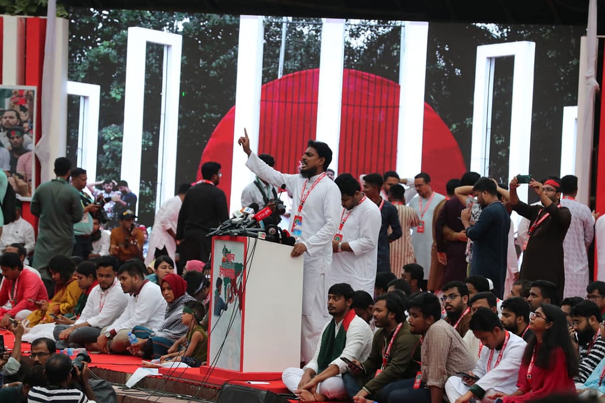 জুলাই গণঅভ্যুত্থানের বর্ষপূর্তি উপলক্ষে আজ রোববার রাজধানীর কেন্দ্রীয় শহীদ মিনারে ‌এনসিপি আয়োজিত সমাবেশে বক্তব্য দেন দলটির সদস্যসচিব আখতার হোসেন