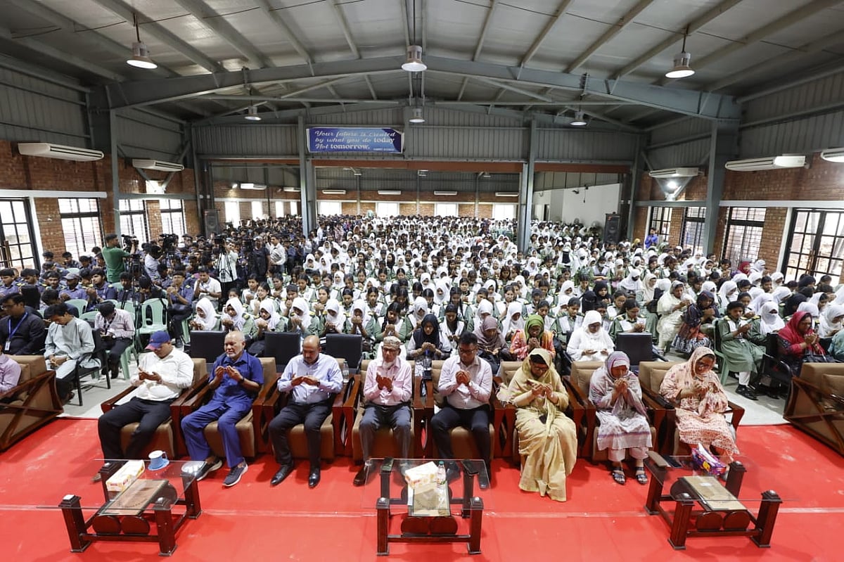 রাজধানীর উত্তরার দিয়াবাড়ির মাইলস্টোন স্কুল অ্যান্ড কলেজে আজ রোববার আয়োজন করা হয় শোক ও দোয়া অনুষ্ঠান