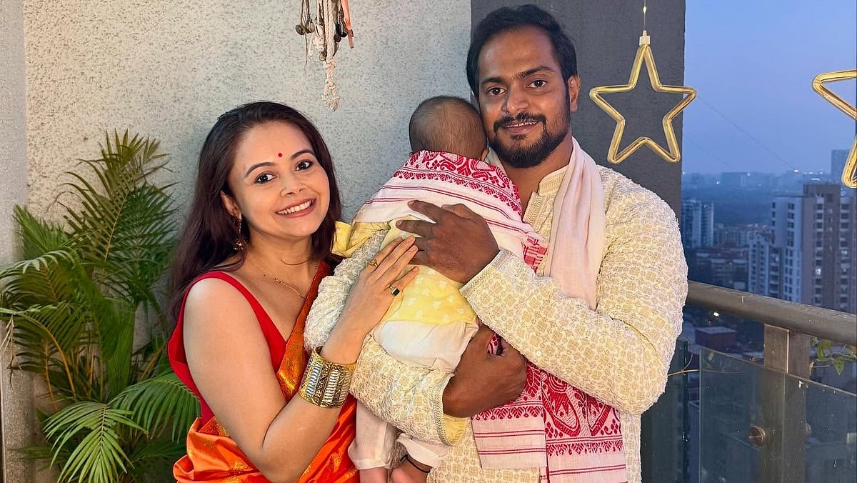 স্বামী ও সন্তানের সঙ্গে দেবলীনা