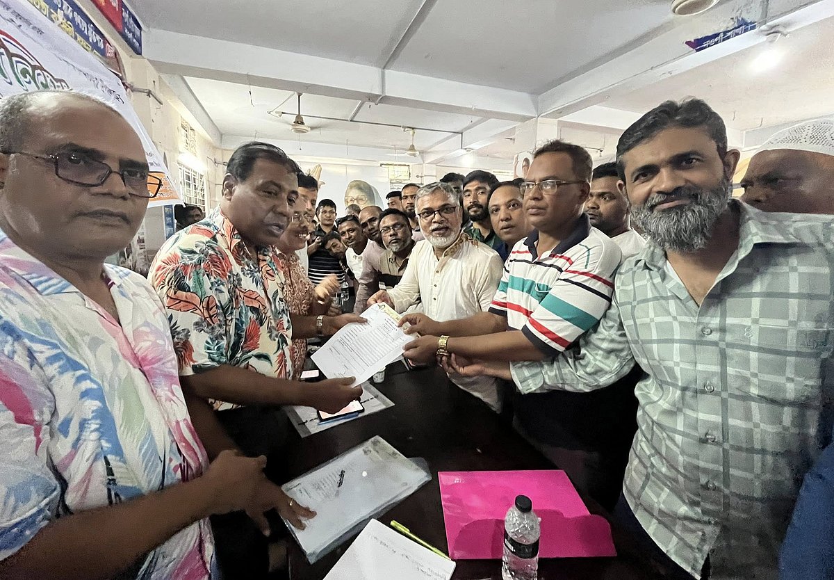 নওগাঁ জেলা বিএনপির কমিটিতে পদপ্রত্যাশী নেতারা মনোনয়নপত্র সংগ্রহ করেন। সোমবার দুপুরে নওগাঁ শহরের কেডির মোড়ে জেলা বিএনপির কার্যালয়ে