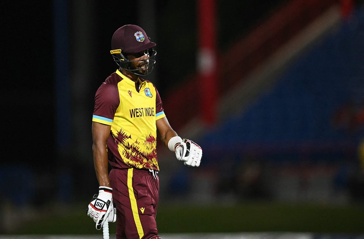 রিটায়ার্ড আউট হয়ে মাঠ ছাড়ছেন রোস্টন চেজ। আজ পাকিস্তানের বিপক্ষে