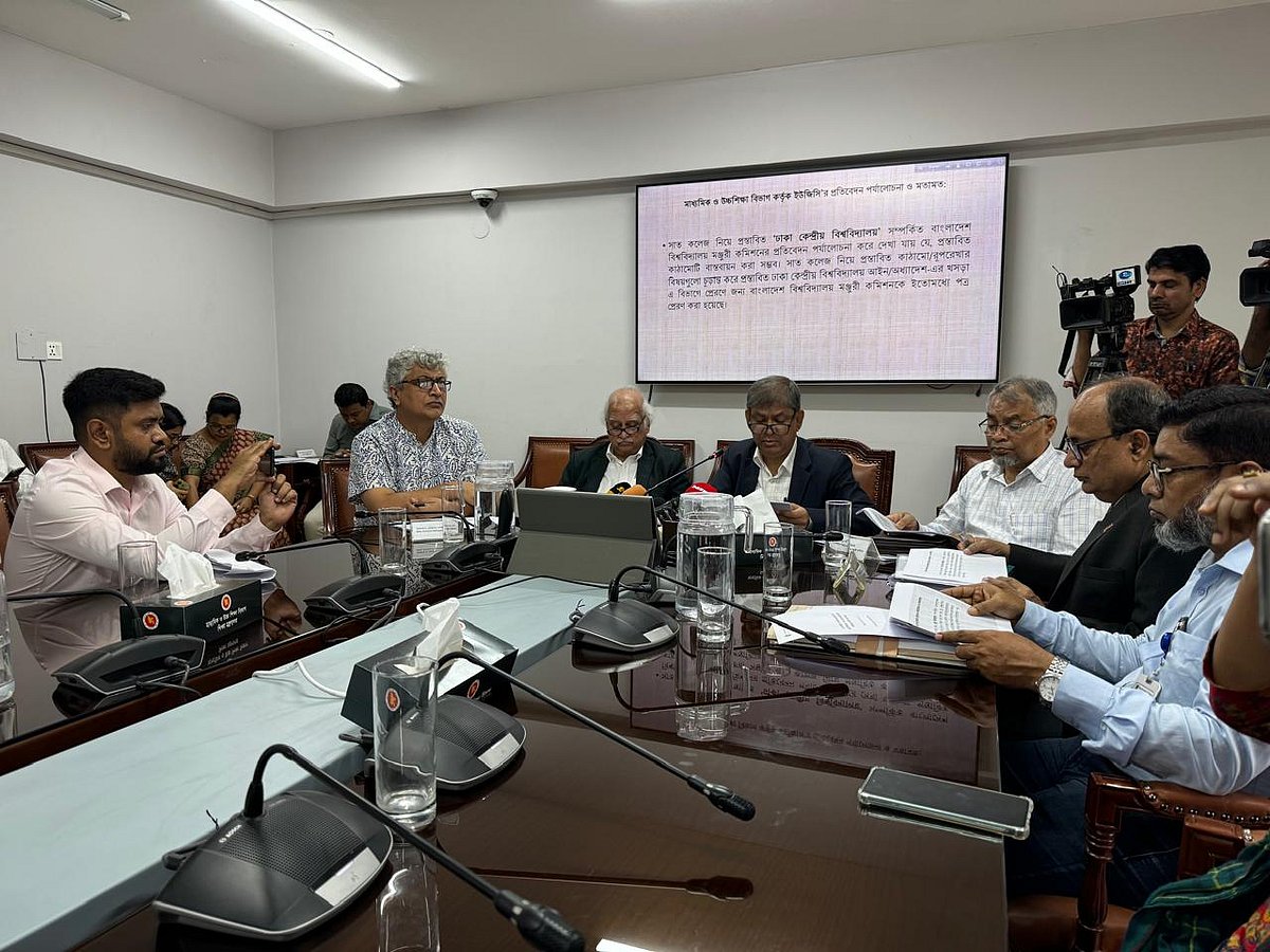 সাত কলেজ নিয়ে নতুন বিশ্ববিদ্যালয়ের অগ্রগতি তুলে ধরতে আয়োহন করা হয়েছিল সংবাদ সম্মেলনের। শিক্ষা মন্ত্রণালয়, সচিবালয়, ঢাকা, ৪ আগস্ট