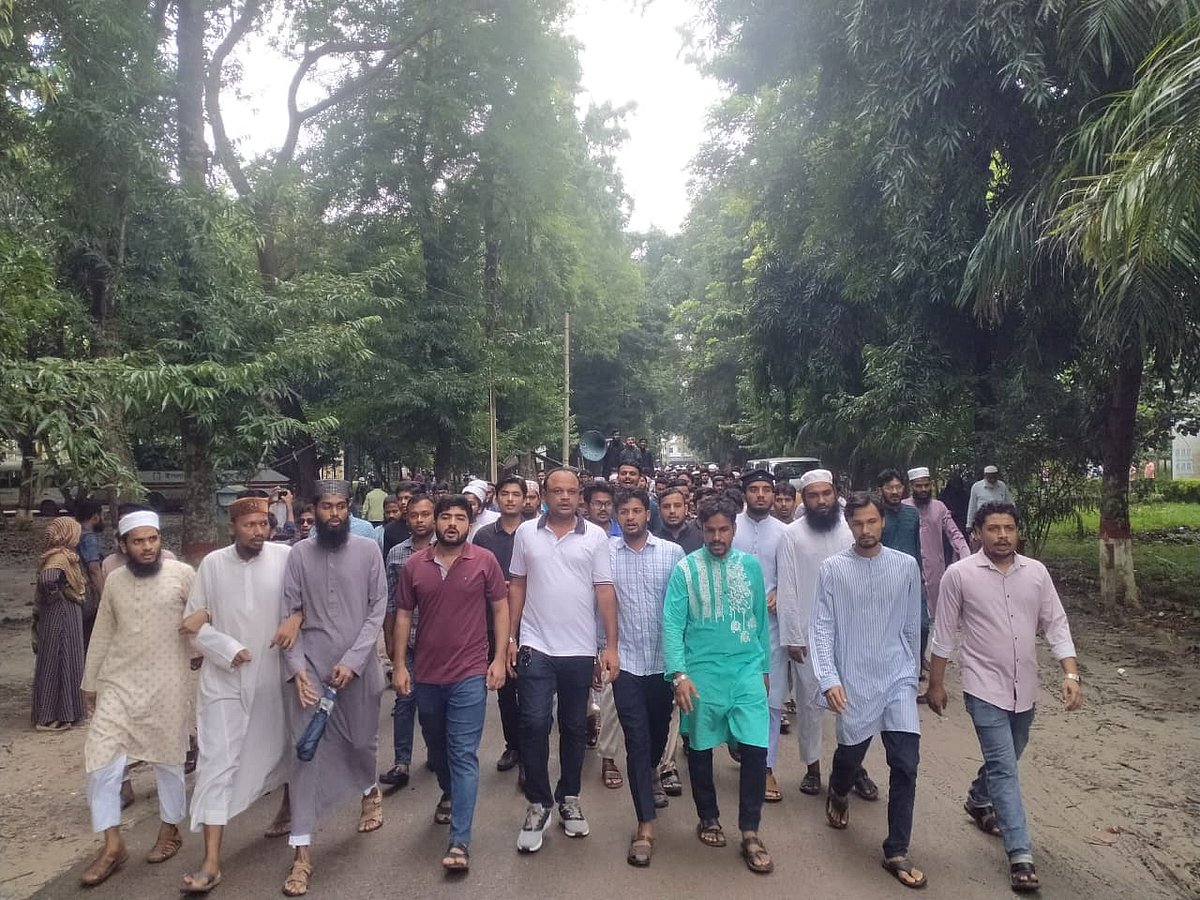 ইসলামী বিশ্ববিদ্যালয়ে শিক্ষার্থী সাজিদ হত্যায় জড়িতদের গ্রেপ্তার ও বিচারের দাবিতে বিক্ষোভ। আজ দুপুরে ক্যাম্পাসে