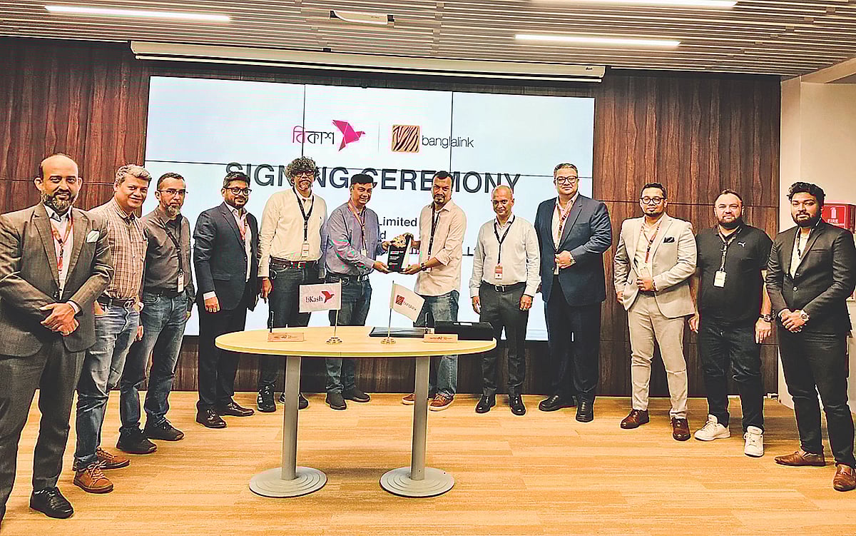 ডিজিটাল অন্তর্ভুক্তি ও সেবার সুযোগ বাড়াতে অংশীদারত্ব চুক্তি করেছে বাংলালিংক ও বিকাশ। চুক্তি স্বাক্ষর অনুষ্ঠানে উপস্থিত ছিলেন উভয় প্রতিষ্ঠানের ঊর্ধ্বতন কর্মকর্তারা