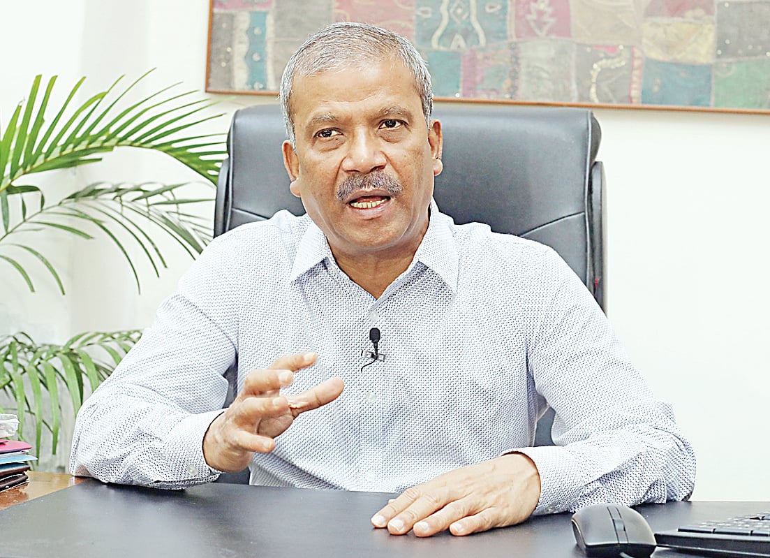 প্রথম আলোকে সাক্ষাৎকার দিচ্ছেন আইন উপদেষ্টা আসিফ নজরুল