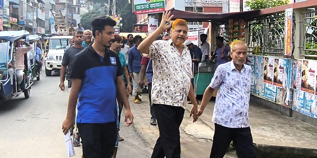 জামালপুর পৌরসভার কর্মচারী আব্দুল খালেককে আটক করার পর ছাড়িয়ে নিয়ে যাচ্ছেন সহকর্মীরা। সোমবার বিকেলে জামালপুর পৌরসভা এলাকায়