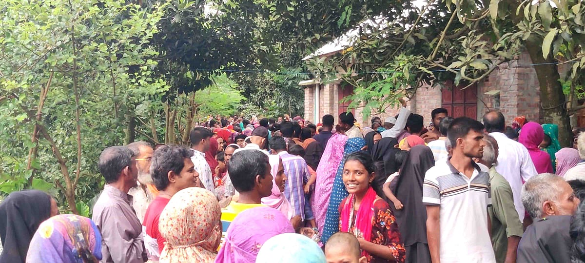 নাটোরের নলডাঙ্গা উপজেলার চেঁউখালি বায়তুল নুর জামে মসজিদ চত্বরে ইমাম জাহিদুল ইসলামের ‘বিশ্বাসের তেল-পানি’ নেওয়ার জন্য হাজারো মানুষের ভিড়। ২৫ জুলাই দুপুরে তোলা