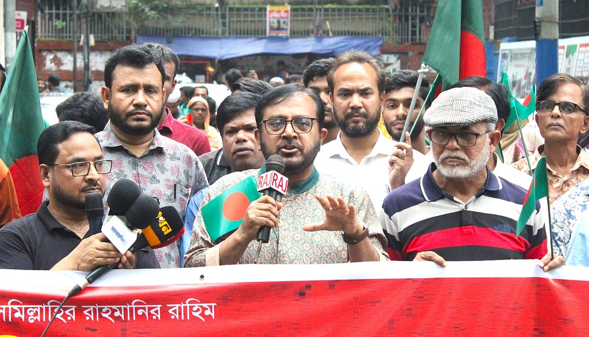 পতাকা মিছিলের আগে এবি পার্টির চেয়ারম্যান মজিবুর রহমান বক্তব্য দেন। ঢাকা, ০৪ আগস্ট