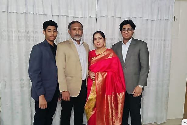 স্বামী ও দুই ছেলের সঙ্গে মাহেরীন চৌধুরী