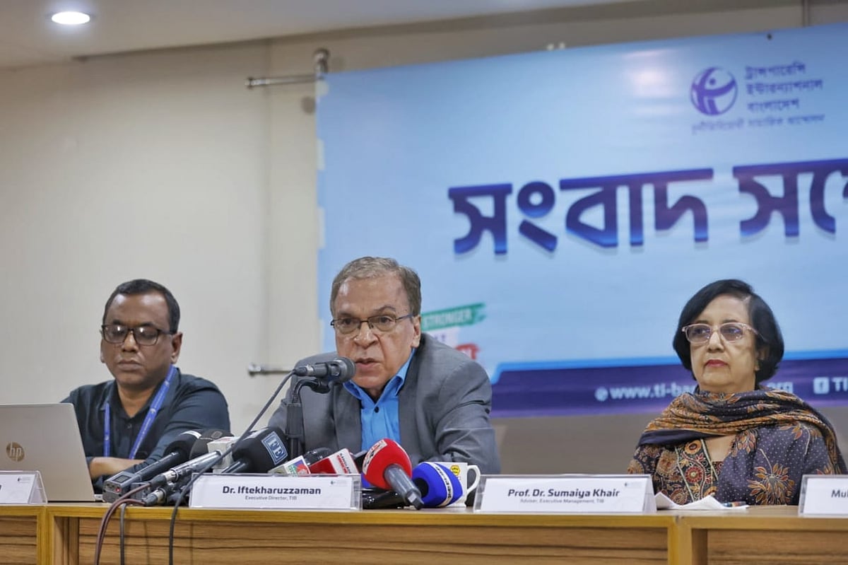 ‘কর্তৃত্ববাদী সরকার পতন-পরবর্তী এক বছর: প্রত্যাশা ও প্রাপ্তি’ শীর্ষক গবেষণা প্রতিবেদন প্রকাশ উপলক্ষে টিআইবির সংবাদ সম্মেলনে বক্তারা। টিআইবি, মাইডাস সেন্টার, ঢাকা, ৪ আগস্ট ২০২৫