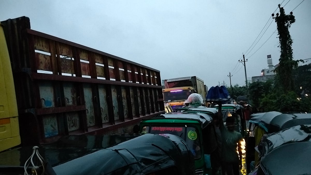 ঢাকা-সিলেট মহাসড়কের দীর্ঘ যানজটে আটকে আছে শত শত যানবাহন। সোমবার সন্ধ্যায় ব্রাহ্মণবাড়িয়ার সরাইল উপজেলার কুট্টাপাড়া এলাকায়