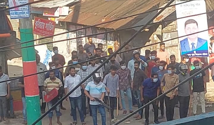 ছাত্র–জনতার ওপর গুলি ছুড়ছেন নিজাম হাজারীর অনুসারীরা। গত ৪ আগস্ট ফেনীর মহিপাল এলাকায়