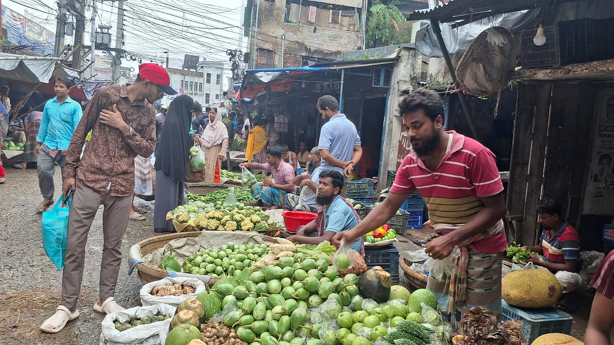 বৃষ্টির কারণে বাজারে সবজির সরবরাহ কম বলে জানিয়েছেন ব্যবসায়ীরা। আজ সোমবার সকালে রাজশাহী নগরের সাহেববাজার এলাকায় কাঁচাবাজারে