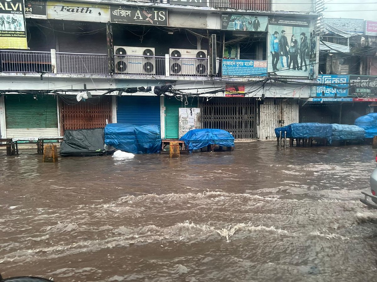 রাতের টানা বৃষ্টিতে রাজধানীর নিউমার্কেট এলাকার সড়কে পানি জমে গেছে