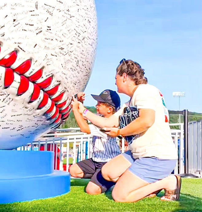 বেসবলটিতে স্বাক্ষর করছেন দুজন