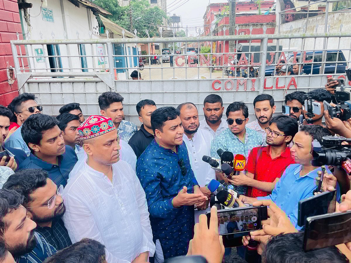 কুমিল্লা কেন্দ্রীয় কারাগারের প্রধান ফটকের সামনে সাংবাদিকদের সঙ্গে কথা বলেন জাতীয়তাবাদী ছাত্রদলের কেন্দ্রীয় সাধারণ সম্পাদক নাছির উদ্দীন। আজ সোমবার দুপুরে