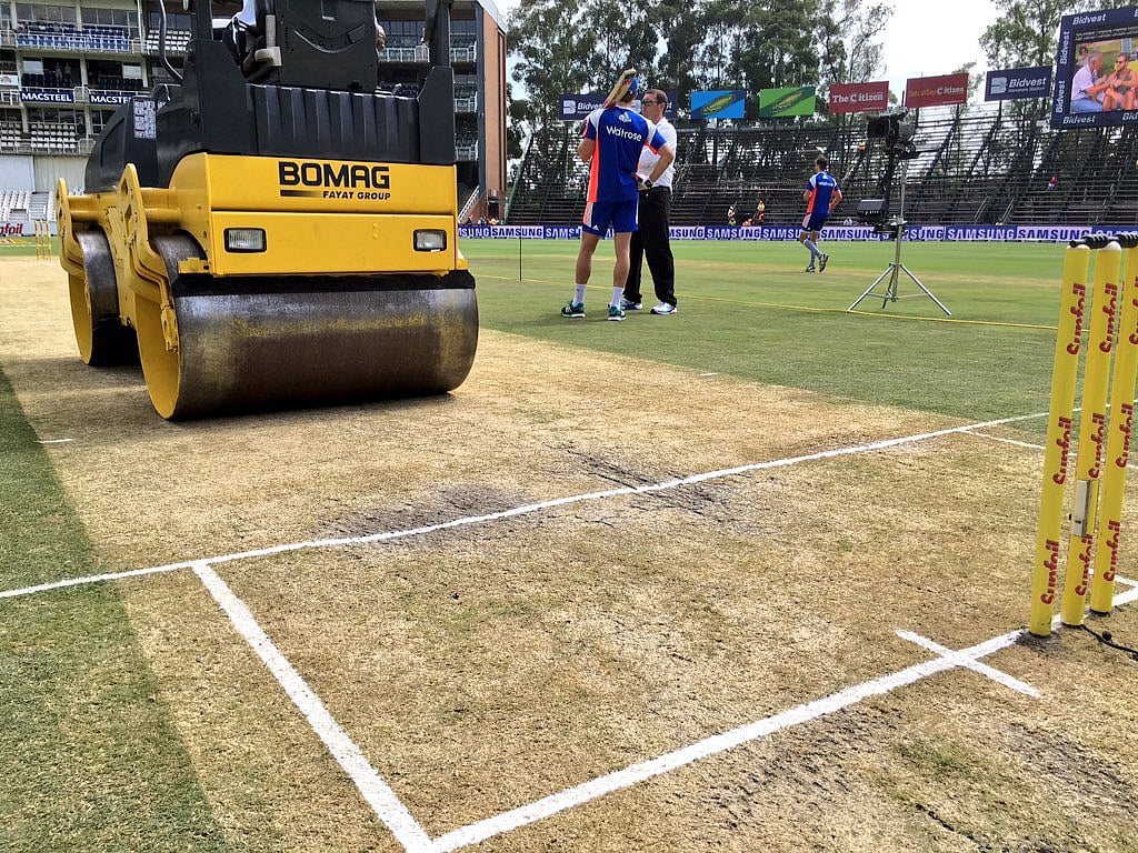 মাঠ প্রস্তুতের কাজে রোলার ব্যবহার করা হয়