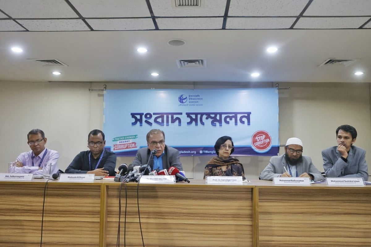 ‘কর্তৃত্ববাদী সরকার পতন-পরবর্তী এক বছর: প্রত্যাশা ও প্রাপ্তি’ শীর্ষক গবেষণা প্রতিবেদন প্রকাশ উপলক্ষে টিআইবির সংবাদ সম্মেলনে বক্তব্য দিচ্ছেন নির্বাহী পরিচালক ইফতেখারুজ্জামান। আজ সোমবার সকালে