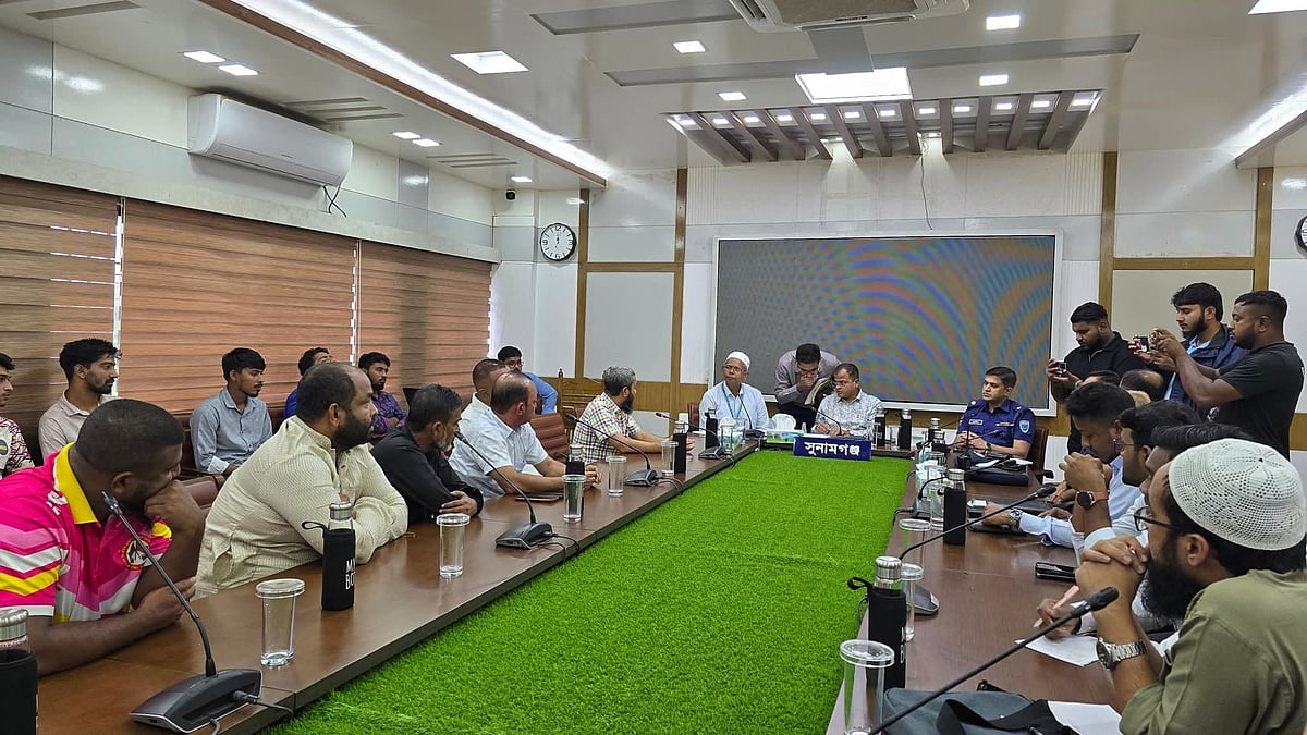 সুনামগঞ্জে জেলা প্রশাসনের উদ্যোগে আয়োজিত বৈঠকে শিক্ষক-শিক্ষার্থী, জেলা পরিবহন মালিক ও শ্রমিক নেতারা উপস্থিত ছিলেন। আজ সোমবার দুপুরে এই জেলা প্রশাসনের কার্যালয়ে