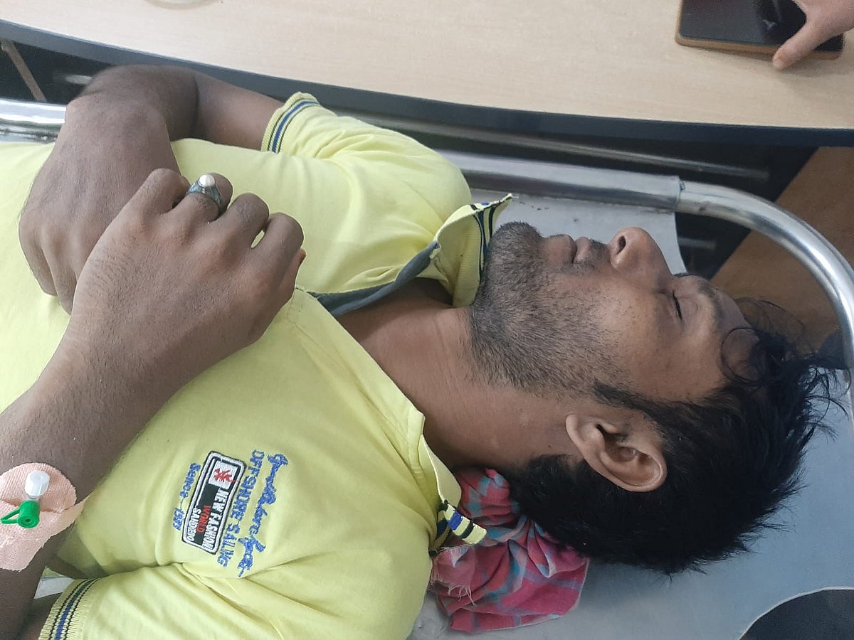 আহত শেখ আলমগীর হোসেনকে হাসপাতালে নেওয়া হয়েছে