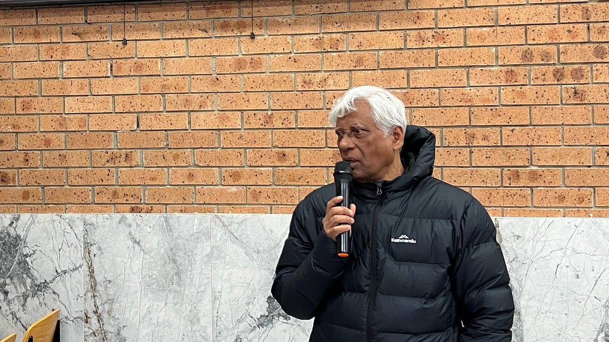 প্রদর্শনীর পর কথা বলছেন নির্মাতা পরিচালক মসিহ্‌উদ্দিন শাকের। ছবি: প্রথম আলো