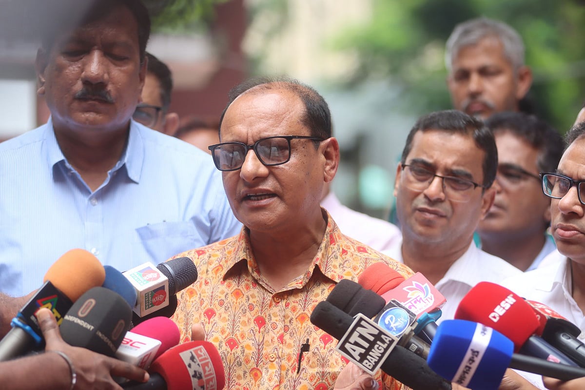 রংপুর জেলা শিল্পকলা একাডেমি মিলনায়তনের সামনে সাংবাদিকদের সঙ্গে কথা বলছেন প্রাথমিক ও গণশিক্ষা মন্ত্রণালয়ের উপদেষ্টা বিধান রঞ্জন রায় পোদ্দার। আজ সোমবার দুপুরে