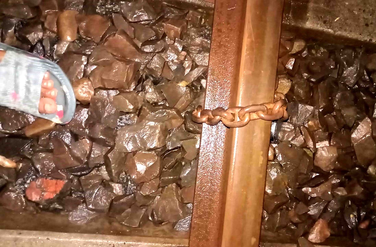 নাটোরে রেললাইনে শিকল পেঁচিয়ে রেখেছিল দুর্বৃত্তরা। গতকাল রাতে