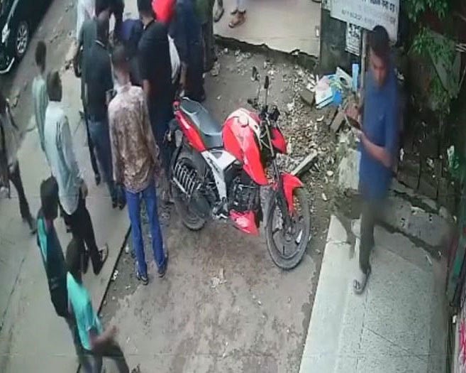 চট্টগ্রাম নগরের সিডিএ অ্যাভিনিউ এলাকায় স্ল্যাব উল্টে নালায় পড়ে যান এক তরুণী। এ সময় তাকে উদ্ধারে ছুটে আসেন আশপাশের মানুষজন