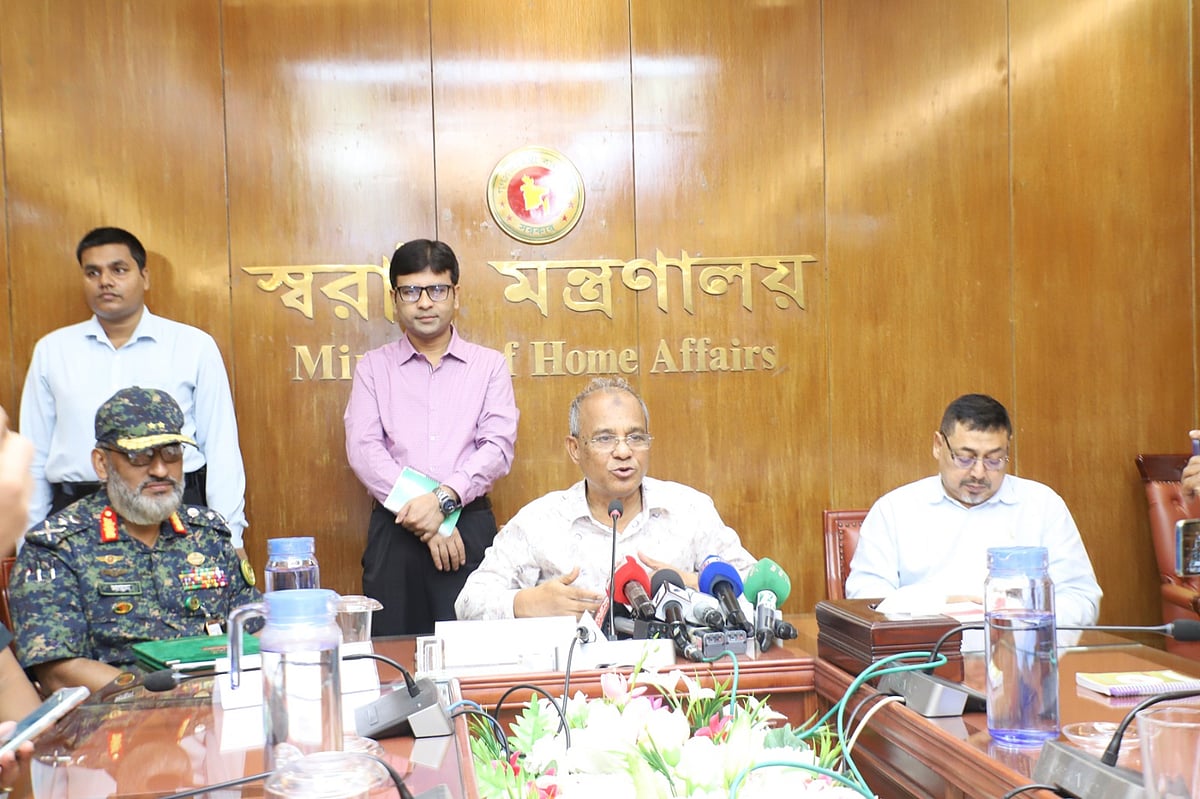 স্বরাষ্ট্র উপদেষ্টা লেফটেন্যান্ট জেনারেল (অব.) মো. জাহাঙ্গীর আলম চৌধুরী। আজ সোমবার দুপুরে সচিবালয়ে স্বরাষ্ট্র মন্ত্রণালয়ের সম্মেলনকক্ষে