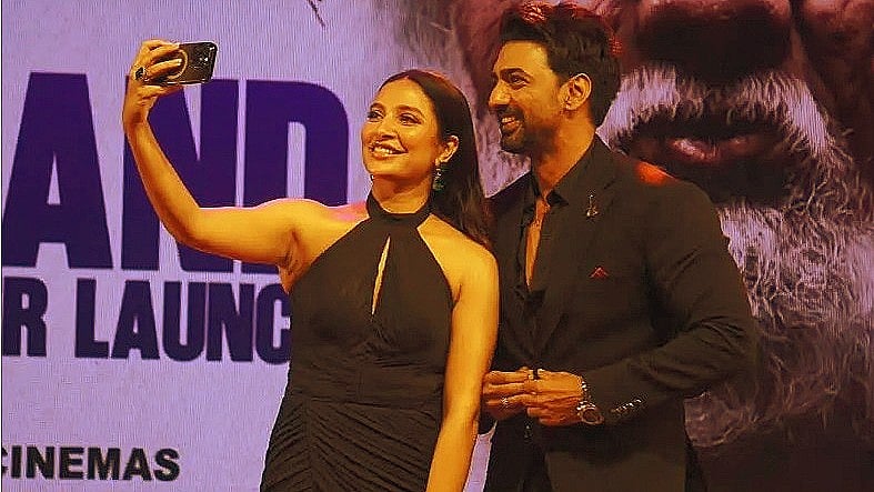 মঞ্চে দেবকে নিয়ে শুভশ্রীর সেলফিতে