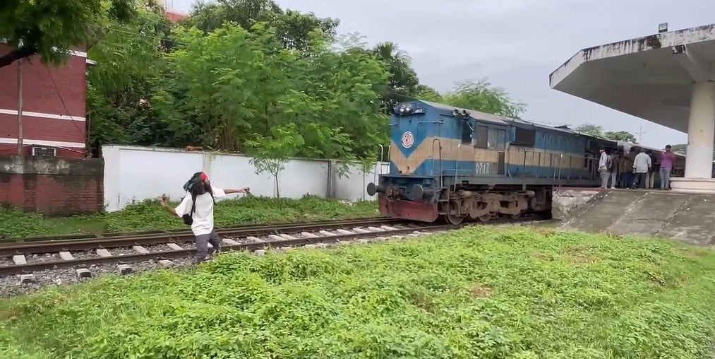 পাথর মেরে বিশেষ ট্রেনটি থামানোর  চেষ্টায় এক আন্দোলনকারী। মঙ্গলবার সকালে