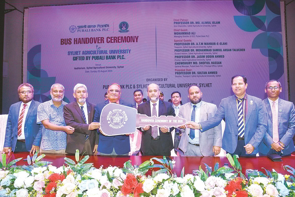 সিলেট কৃষি বিশ্ববিদ্যালয়ের (সিকৃবি) ছাত্রছাত্রীদের জন্য বাস প্রদান অনুষ্ঠানে পূবালী ব্যাংকের এমডি মোহাম্মদ আলী, সিকৃবির উপাচার্য অধ্যাপক
মো. আলিমুল ইসলামসহ উভয় প্রতিষ্ঠানের ঊর্ধ্বতন কর্মকর্তারা