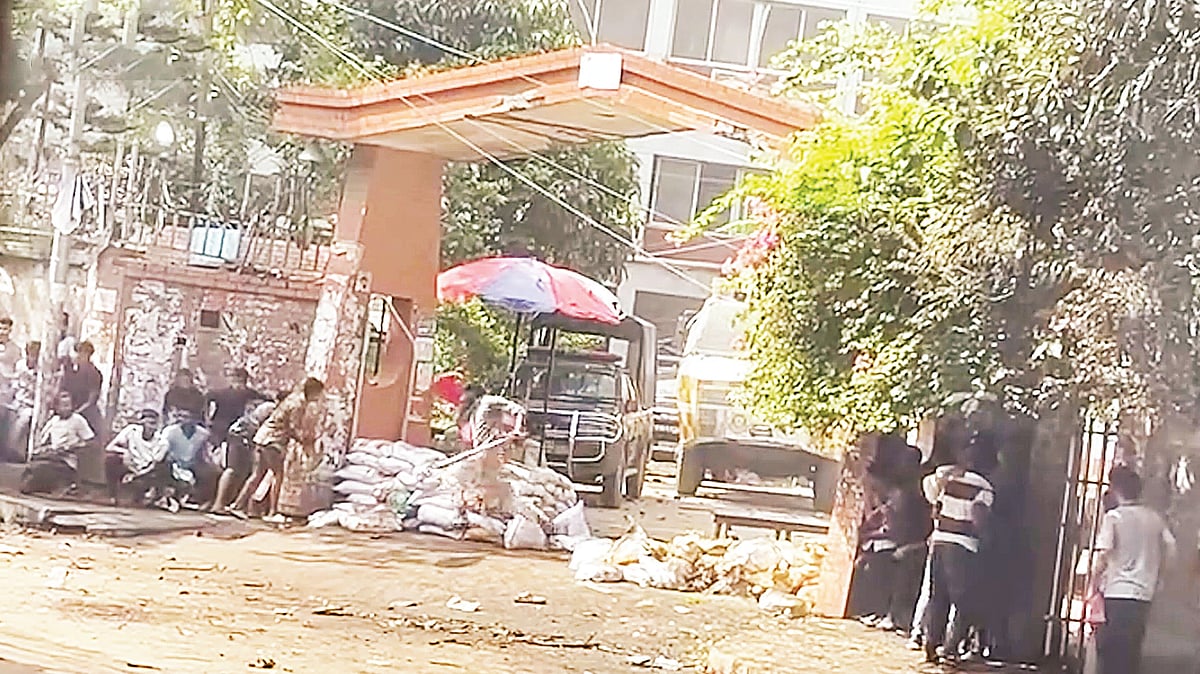 পুলিশের মুহুর্মুহু গুলির মুখে যাত্রাবাড়ী থানাফটক ছেড়ে পালাচ্ছেন বিক্ষোভকারীরা। ২০২৪ সালের ৫ আগস্ট বেলা ২টা ৫২ মিনিটে