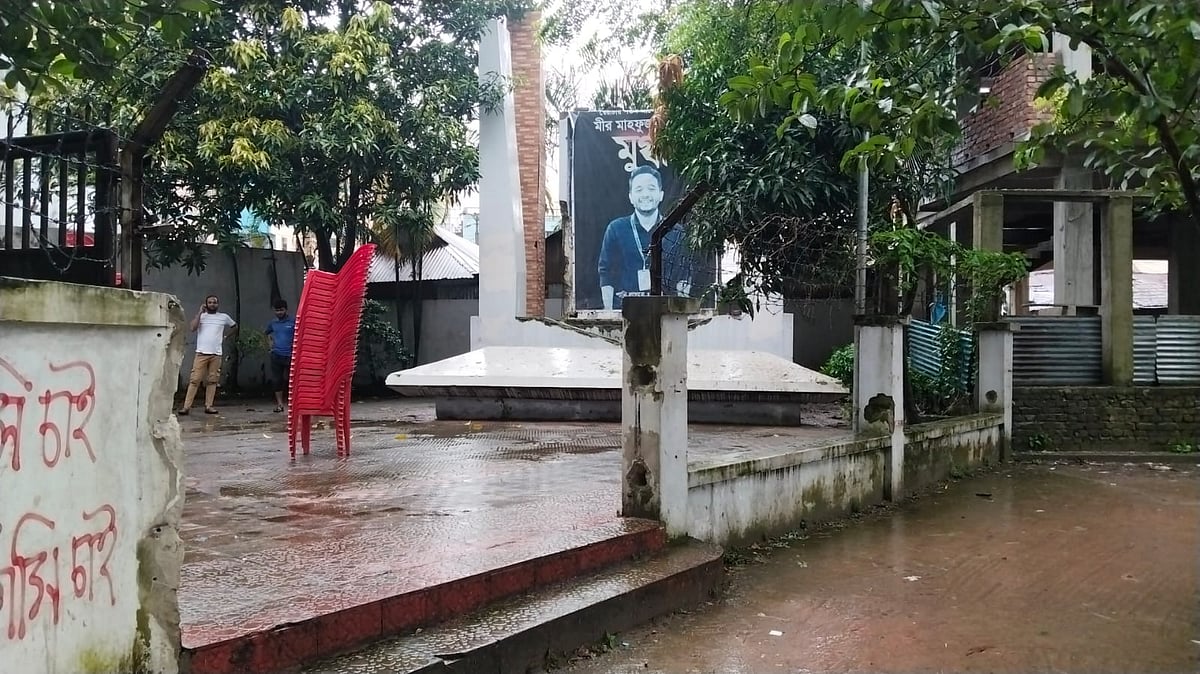 ব্রাহ্মণবাড়িয়ার আশুগঞ্জ উপজেলা ভূমি কার্যালয়ে অনুমতি ছাড়াই জুলাই আগস্টের মিলাদ মাহফিল অনুষ্ঠানের আয়োজন করেছে উপজেলা এনসিপি। বাধা দেয়ায় এসি ল্যান্ডকে হুমকি দেওয়ার অভিযোগ উঠেছে। মঙ্গলবার বিকেলে তোলা