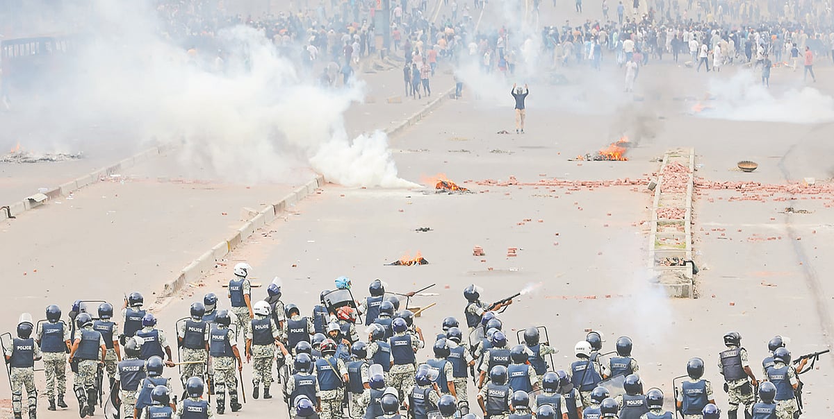 আন্দোলনকারীদের ওপর আইনশৃঙ্খলা রক্ষাকারী বাহিনীর গুলি। রাজধানীর উত্তরায়, ১৯ জুলাই ২০২৪