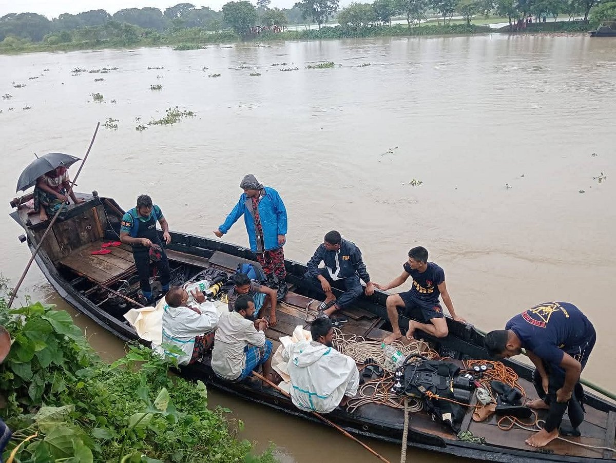 নেত্রকোনার ধলাই নদে বালুবাহী একটি বাল্কহেড ডুবে নিখোঁজ দুই শ্রমিকের খোঁজে উদ্ধারকাজ চলছে। আজ মঙ্গলবার বিকেলে।