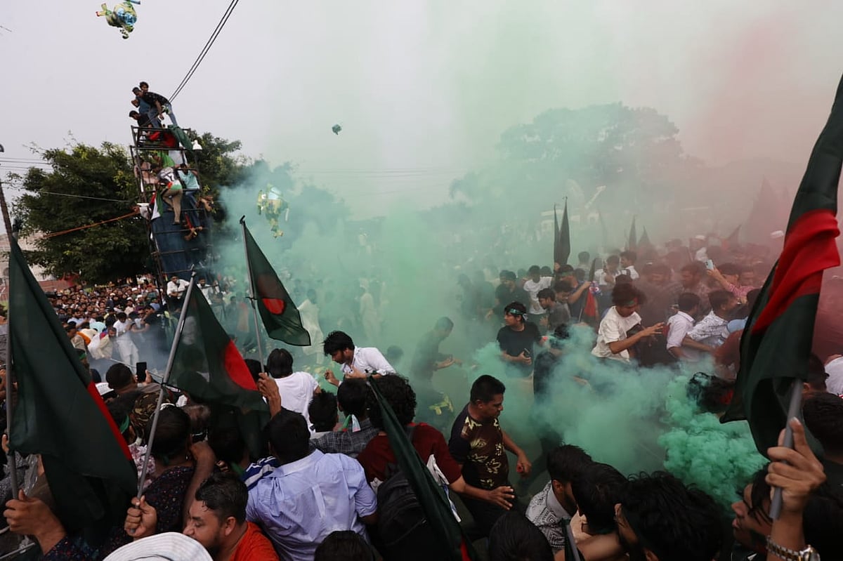 জুলাই গণ-অভ্যুত্থানের বর্ষপূর্তি উপলক্ষে আয়োজিত ‘৩৬ জুলাই উদ্যাপন’ অনুষ্ঠানস্থলে গ্যাস বেলুন বিস্ফোরণ। আজ মঙ্গলবার রাজধানীর মানিক মিয়া অ্যাভিনিউতে