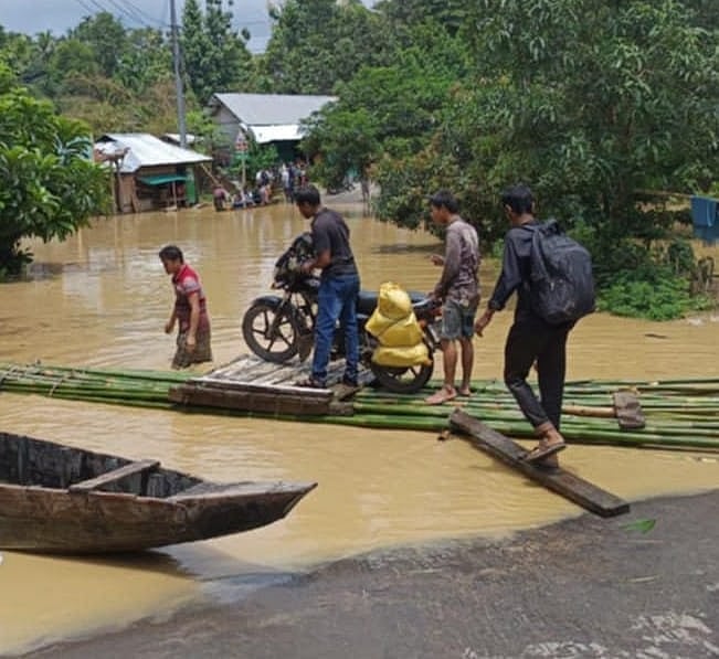 সাজেক-বাঘাইহাট সড়কের মাচালং বাজার এলাকায় বাঁশের ভেলায় করে পর্যটকদের পারপার করা হচ্ছে। আজ দুপুরে