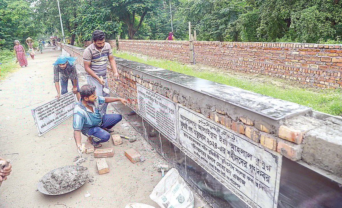 জুলাই গণ-অভ্যুত্থানে নিহত ছাত্র-জনতার লাশ গণকবর দেওয়া হয় রায়েরবাজার কবরস্থানে। সেই শহীদদের কবর সীমানাপ্রাচীর দিয়ে সংরক্ষণ করা হচ্ছে। গতকাল বেলা তিনটায় রাজধানীর রায়েরবাজার এলাকায়