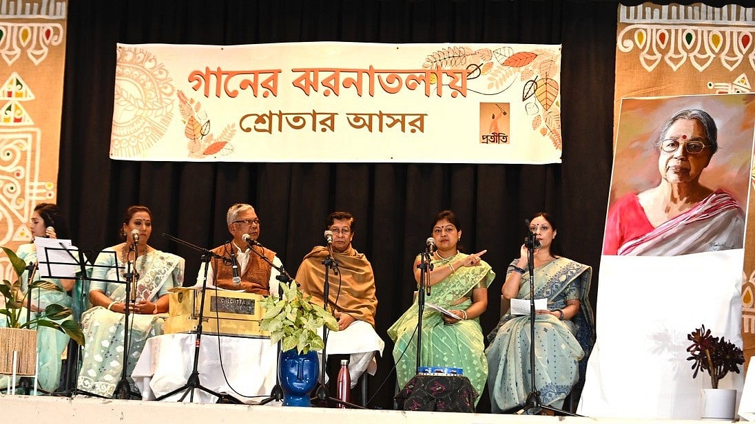 শোক ও শ্রদ্ধার আবহে সাজানো এ আয়োজন অনুষ্ঠিত হয় গত রোববার সিডনির আর্মিংটন কমিউনিটি সেন্টারে